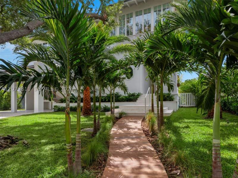 6 bedroom SingleFamilyResidence at 544 Warren Ln, Tropical Isle Homes Sub, Key Biscayne — photo 3