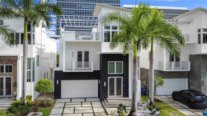 5 bedroom SingleFamilyResidence at 8249 NW 34th Dr, Oasis Park Square At Dora, Doral — photo 2