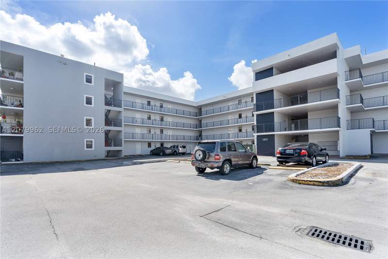 3 bedroom Condominium at 5825 W 25 Ct 212, El Pueblo De Vera Condo, Hialeah — photo 2