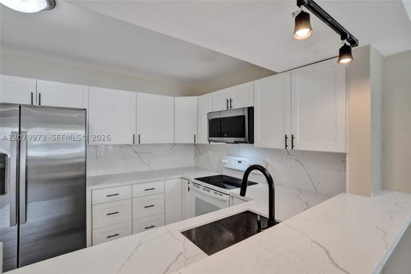2 bedroom Condominium at 8660 SW 212th St 111, Le Club At Old Cutler Con, Cutler Bay — photo 2