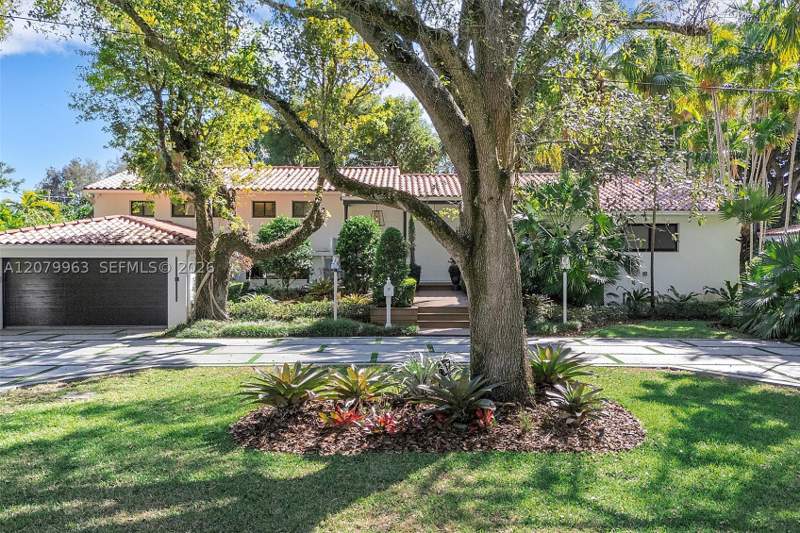 5 bedroom SingleFamilyResidence at 652 NE 105th St, Golf View Est Corr Plat, Miami Shores — photo 3