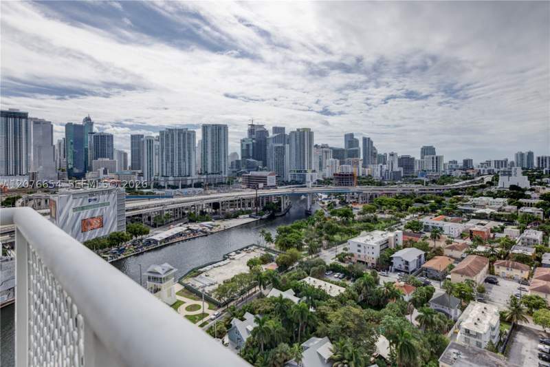 3 bedroom Condominium at 10 SW South River Dr Phii08, Neo Condo, Miami — photo 2