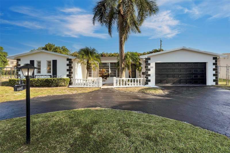 3 bedroom SingleFamilyResidence at 860 NW 207th St, North Dade Country Club V, Miami Gardens — photo 2