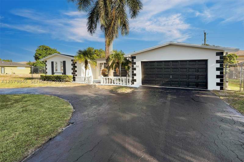 3 bedroom SingleFamilyResidence at 860 NW 207th St, North Dade Country Club V, Miami Gardens — photo 3