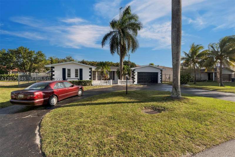 3 bedroom SingleFamilyResidence at 860 NW 207th St, North Dade Country Club V, Miami Gardens — photo 4