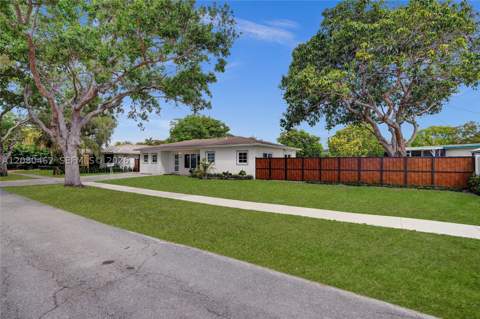 2125 Alamanda Dr, North Miami FL - photo 6 of 46