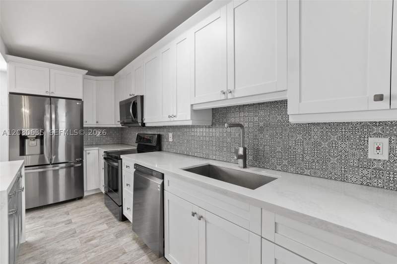1 bedroom Condominium at 1340 Lincoln Rd 208, Golden House Condo, Miami Beach — photo 2