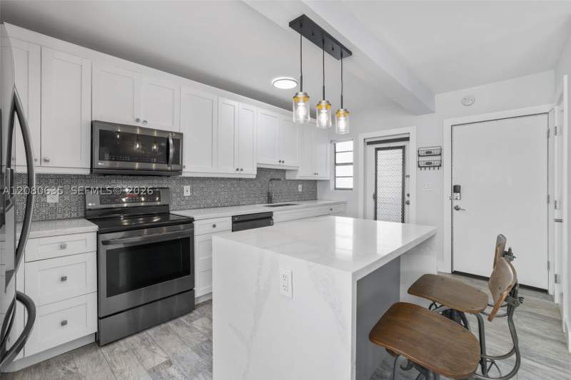 1 bedroom Condominium at 1340 Lincoln Rd 208, Golden House Condo, Miami Beach — photo 3