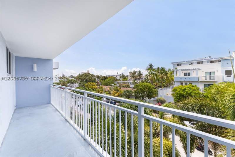 1 bedroom Condominium at 1045 10th St 402, The Park Gardens Condo, Miami Beach — photo 2