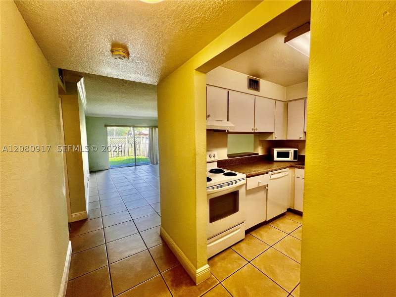 1 bedroom Condominium at 5201 Geneva Way 109, Doral Gardens II Condo, Doral — photo 2