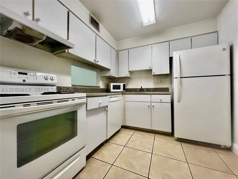 1 bedroom Condominium at 5201 Geneva Way 109, Doral Gardens II Condo, Doral — photo 3
