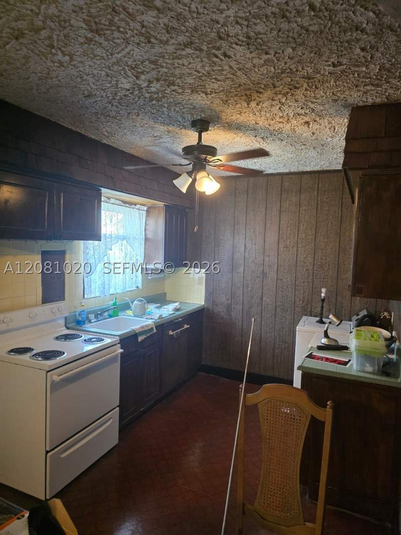 2 bedroom SingleFamilyResidence at 921 NE 163rd St, Carl Byoir, North Miami Beach — photo 2