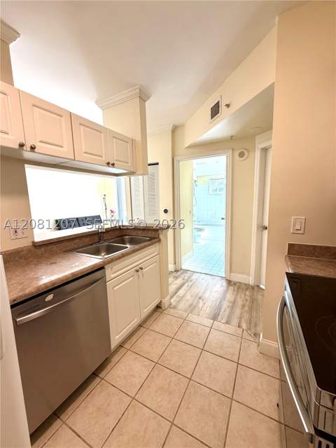 17150 N Bay Rd 2419, Sunny Isles Beach FL - photo 8 of 27