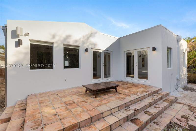 3 bedroom SingleFamilyResidence at 8926 Emerson Ave, Normandy Beach 2nd Amd Pl, Surfside — photo 3