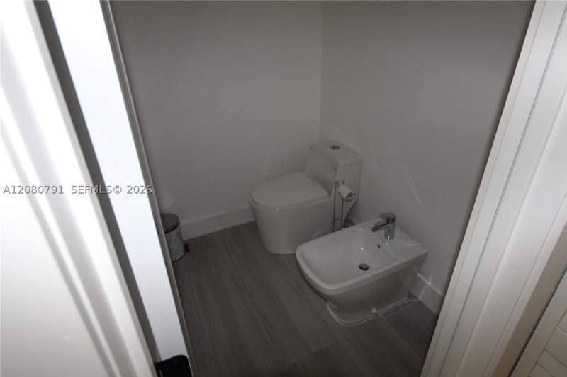4 bedroom SingleFamilyResidence at 21340 SW 94th Ave, Lakes By The Bay Sec 7, Cutler Bay — photo 4