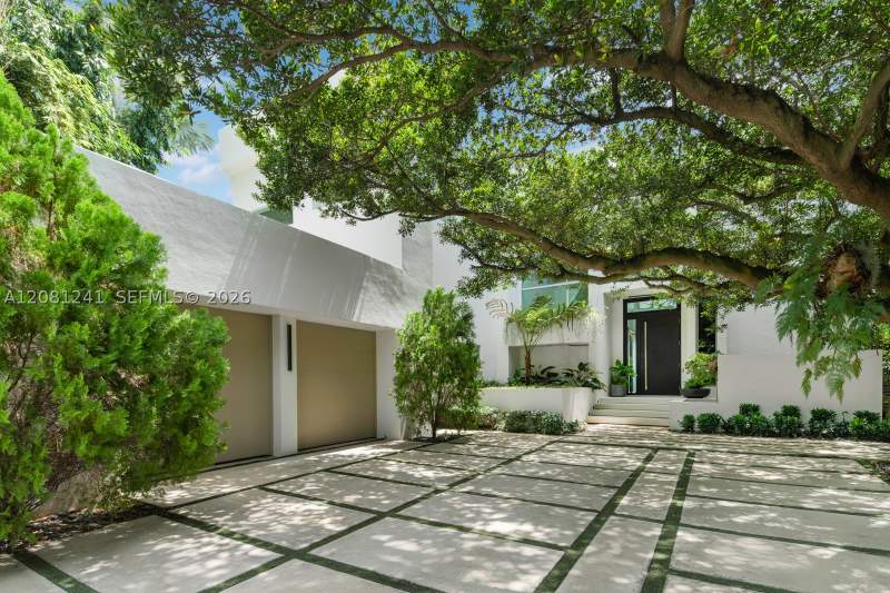 6 bedroom SingleFamilyResidence at 9407 E Broadview Dr, Bay Harbor Island, Bay Harbor Islands — photo 2