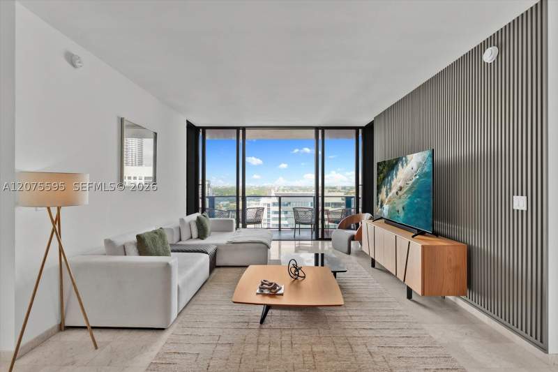 2 bedroom Condominium at 88 SW 7th St 2204, Rise Condo, Miami — photo 2
