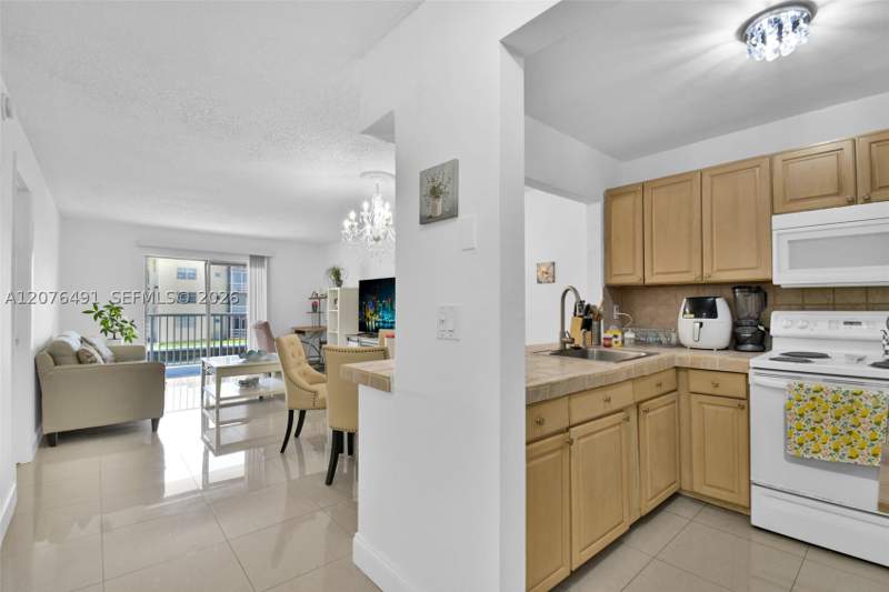 1 bedroom Condominium at 3527 NE 168th St 203, Sunshores Condo, North Miami Beach — photo 4