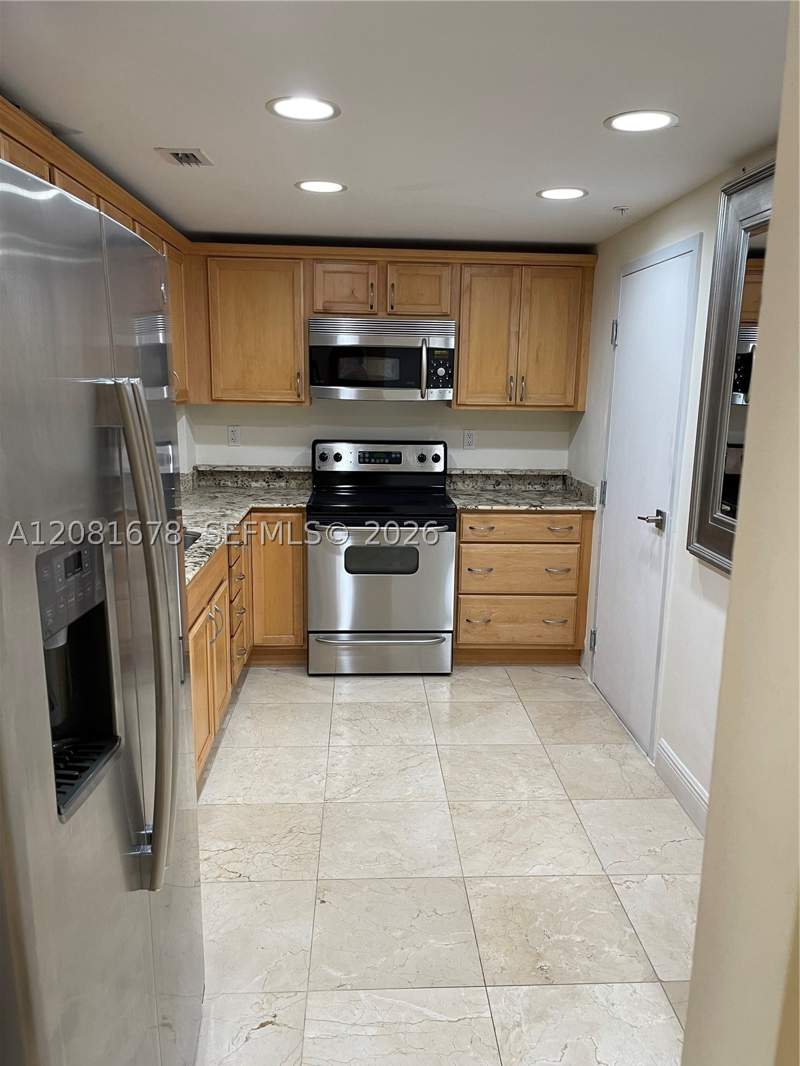 1 bedroom Condominium at 90 Edgewater Dr 121, Gables Waterway Towers Co, Coral Gables — photo 4