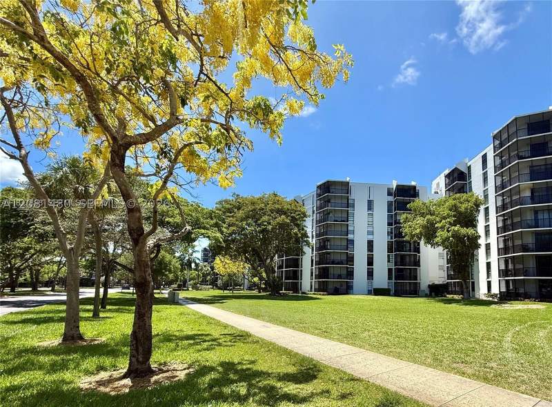 2 bedroom Condominium at 3475 N Country Club Dr 615, Ensenada Condo Bldg E-Ii, Aventura — photo 2