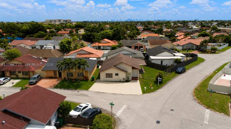 3 bedroom SingleFamilyResidence at 764 SW 99th Ct Cir, Les Chalets II, Miami — photo 4