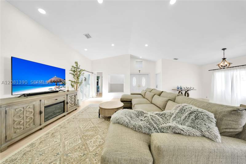 3 bedroom SingleFamilyResidence at 13260 NW 10th St, Shoma Homes At Tamiami II, Miami — photo 5