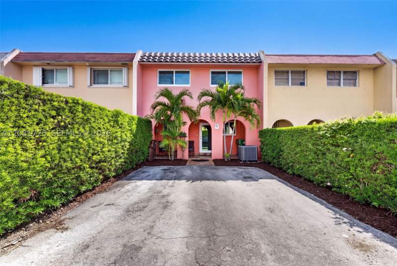 3 bedroom Townhouse at 6965 W 2nd Way, 2nd Addn To Palm Springs, Hialeah — photo 2