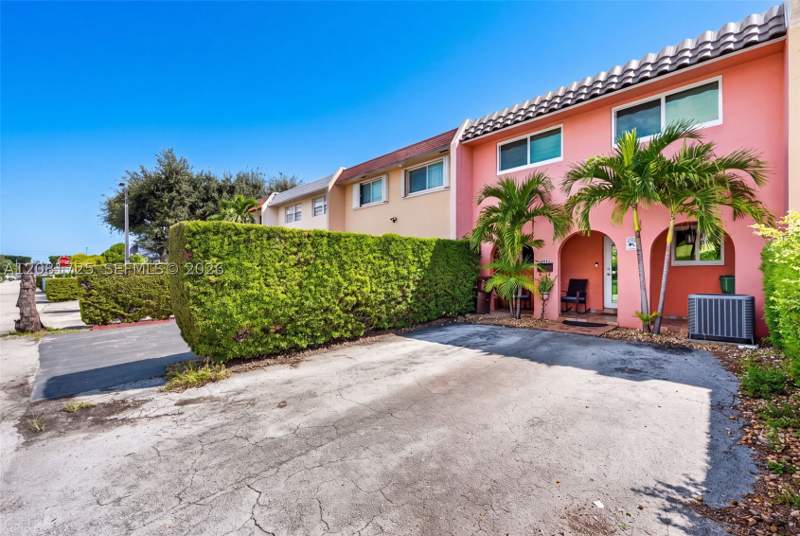 3 bedroom Townhouse at 6965 W 2nd Way, 2nd Addn To Palm Springs, Hialeah — photo 3