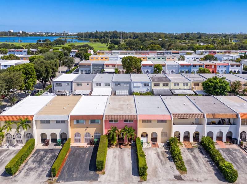 3 bedroom Townhouse at 6965 W 2nd Way, 2nd Addn To Palm Springs, Hialeah — photo 5