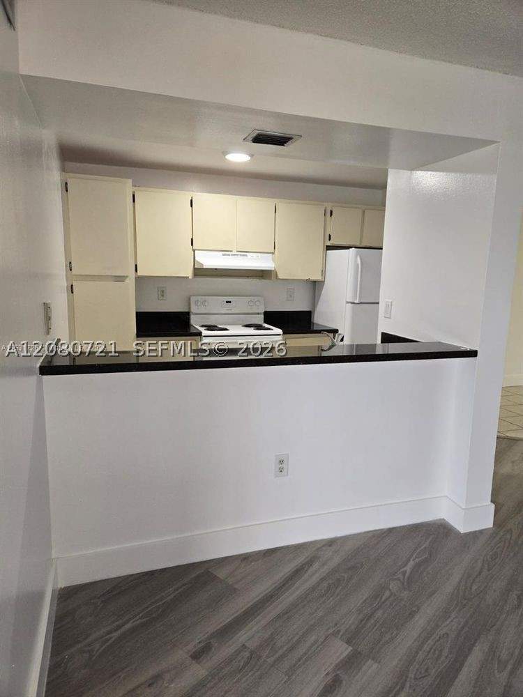 2 bedroom Condominium at 6955 NW 186th St F205, Las Brisas@ Country Club, Hialeah — photo 4