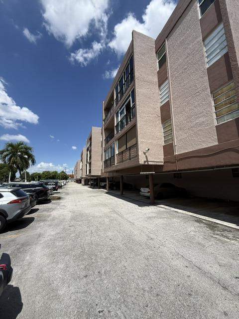 3 bedroom Condominium at 1900 W 68th Street D101, Los Arboles Condo, Hialeah — photo 2