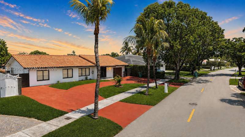 3 bedroom SingleFamilyResidence at 9831 SW 4th St, West Garden Sub 1st Addn, Miami — photo 2