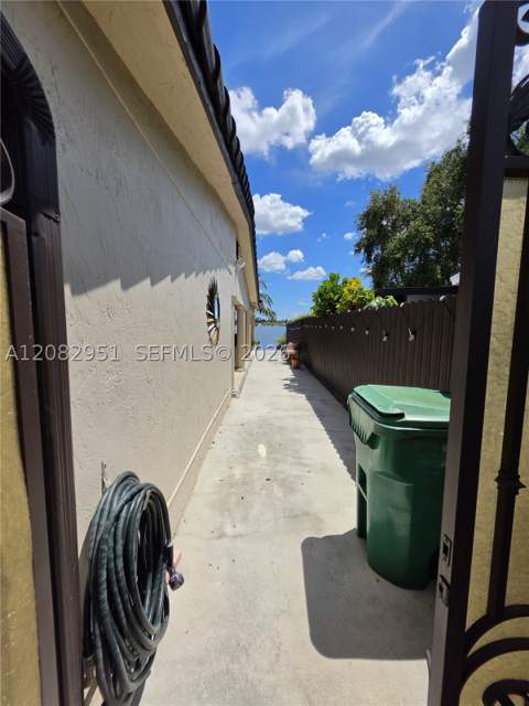 8450 NW 178th St, Hialeah FL - photo 7 of 82
