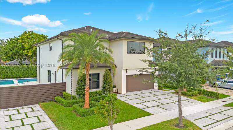 5 bedroom SingleFamilyResidence at 8981 NW 161st Ter, Dunnwoody Lake, Miami Lakes — photo 2