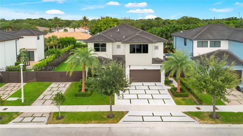 5 bedroom SingleFamilyResidence at 8981 NW 161st Ter, Dunnwoody Lake, Miami Lakes — photo 3