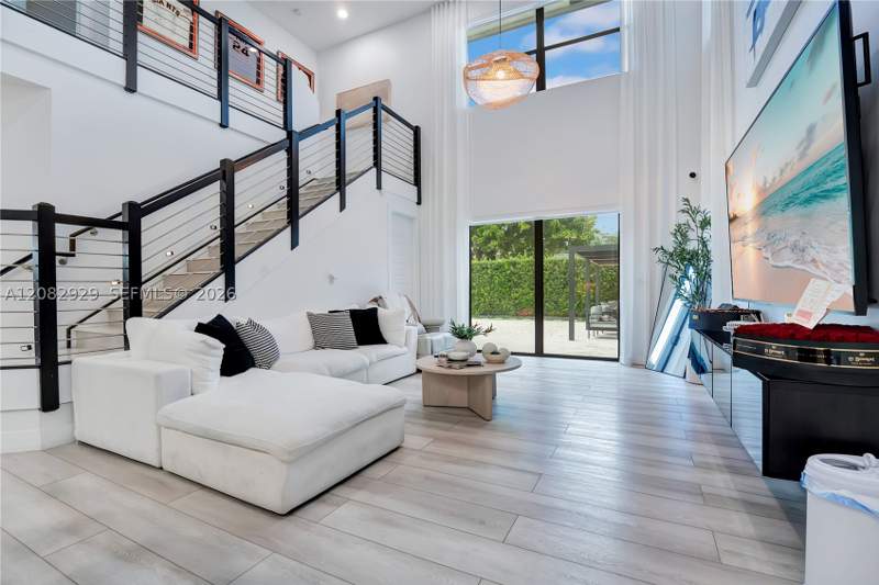 5 bedroom SingleFamilyResidence at 8981 NW 161st Ter, Dunnwoody Lake, Miami Lakes — photo 5