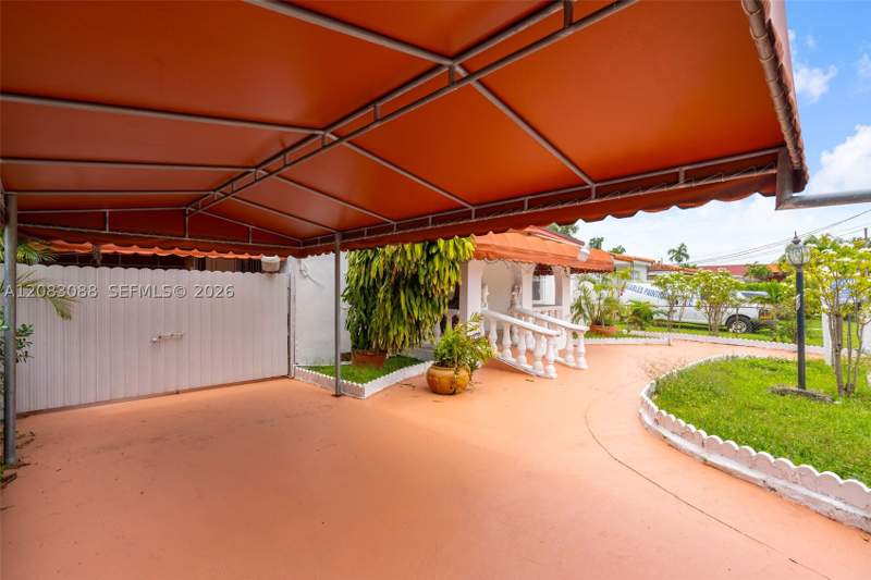 5 bedroom SingleFamilyResidence at 615 SW 62nd Ct, Fairlawn, Miami — photo 2