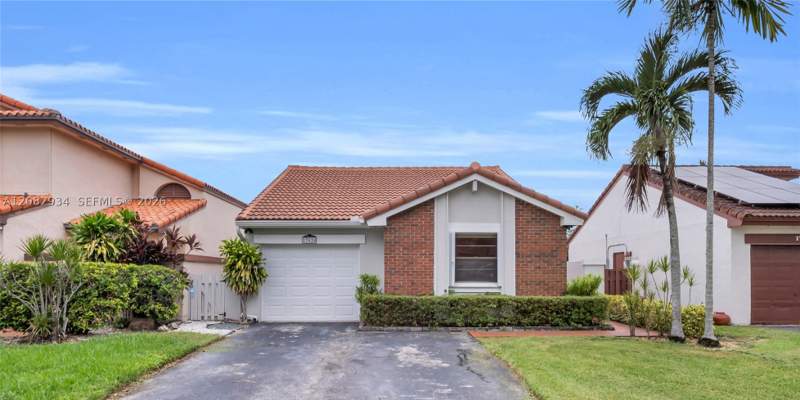 3 bedroom SingleFamilyResidence at 17624 NW 63rd Ct, The Moors Cluster Homes, Hialeah — photo 2