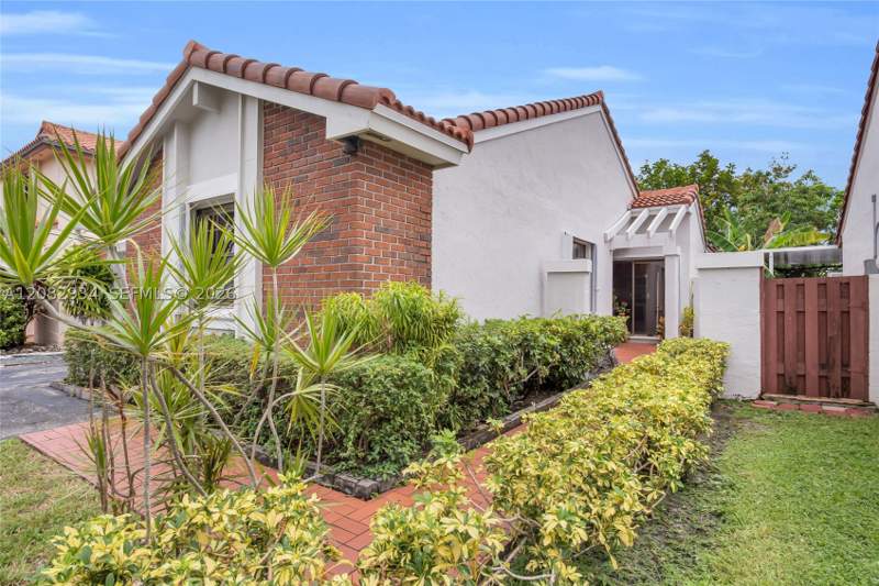 3 bedroom SingleFamilyResidence at 17624 NW 63rd Ct, The Moors Cluster Homes, Hialeah — photo 3