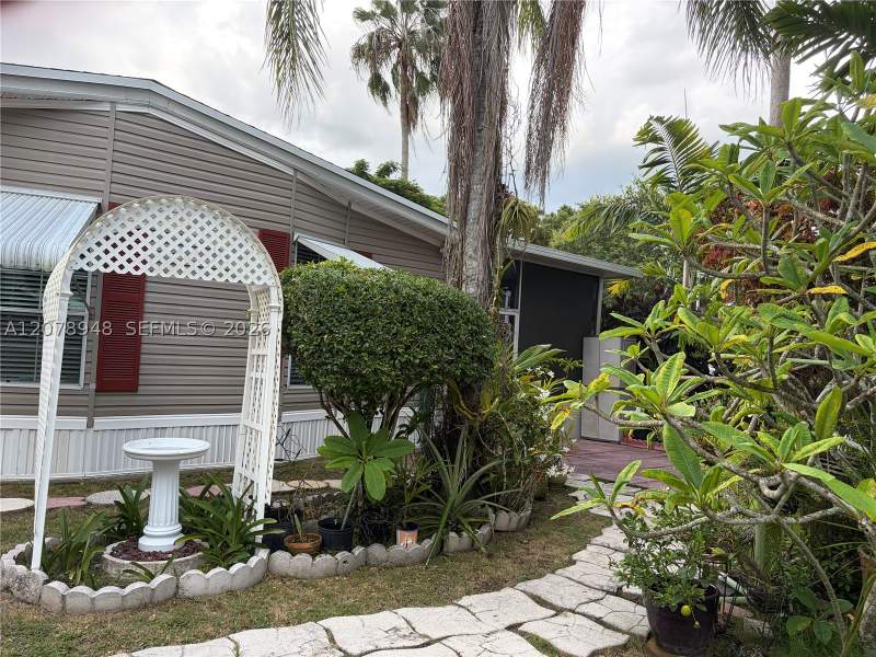 2 bedroom MobileHome at 35303 SW 180th Ave Lots 381-382, Gateway West Condo, Homestead — photo 5