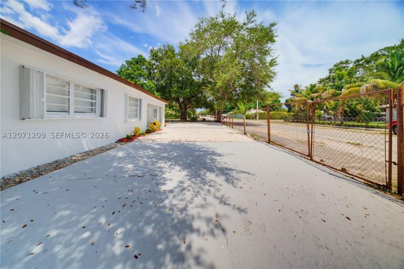 3 bedroom SingleFamilyResidence at 2101 NW 93rd Ter, Shannon Pk 1st Addn, Miami — photo 2
