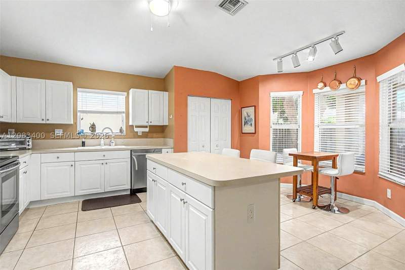 3 bedroom SingleFamilyResidence at 14033 SW 155 Ct, Oak Creek North Replat, Miami — photo 2