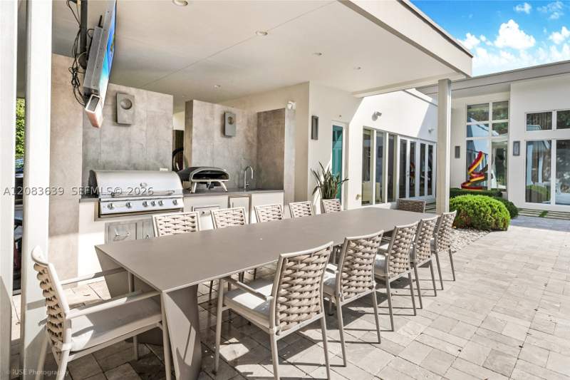 5 bedroom SingleFamilyResidence at 137 W Shore Dr, Bay Heights 1st Addn, Miami — photo 2