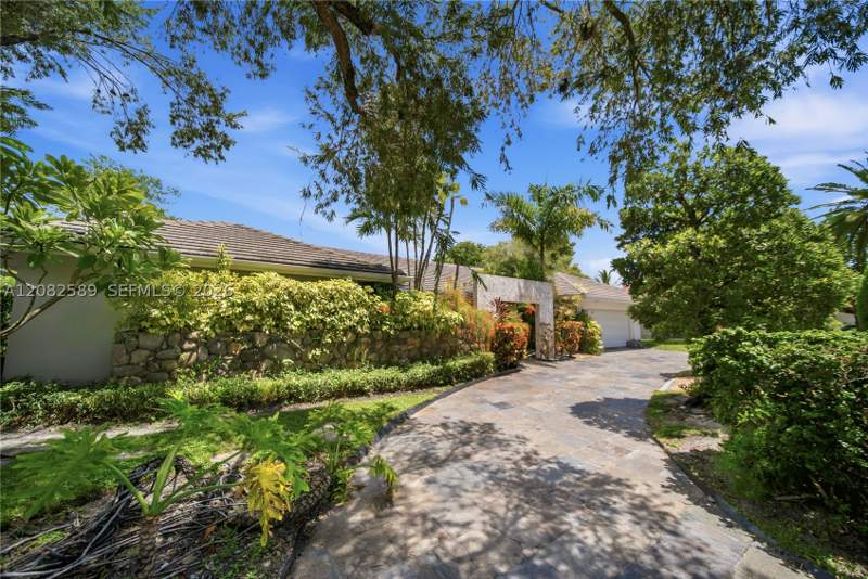 4 bedroom SingleFamilyResidence at 9448 NW 54th Doral Cir Ln, Doral Estates, Doral — photo 2