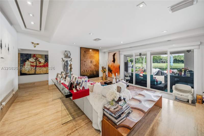 4 bedroom SingleFamilyResidence at 9448 NW 54th Doral Cir Ln, Doral Estates, Doral — photo 3