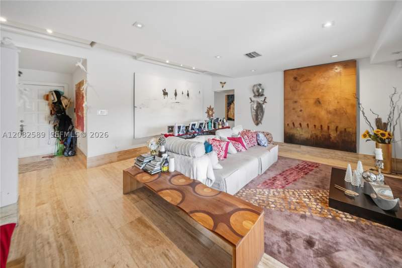 4 bedroom SingleFamilyResidence at 9448 NW 54th Doral Cir Ln, Doral Estates, Doral — photo 4