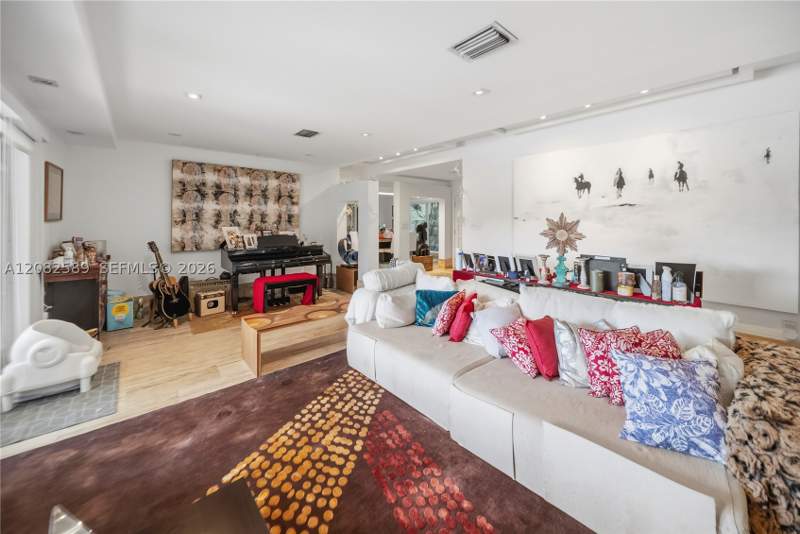4 bedroom SingleFamilyResidence at 9448 NW 54th Doral Cir Ln, Doral Estates, Doral — photo 5