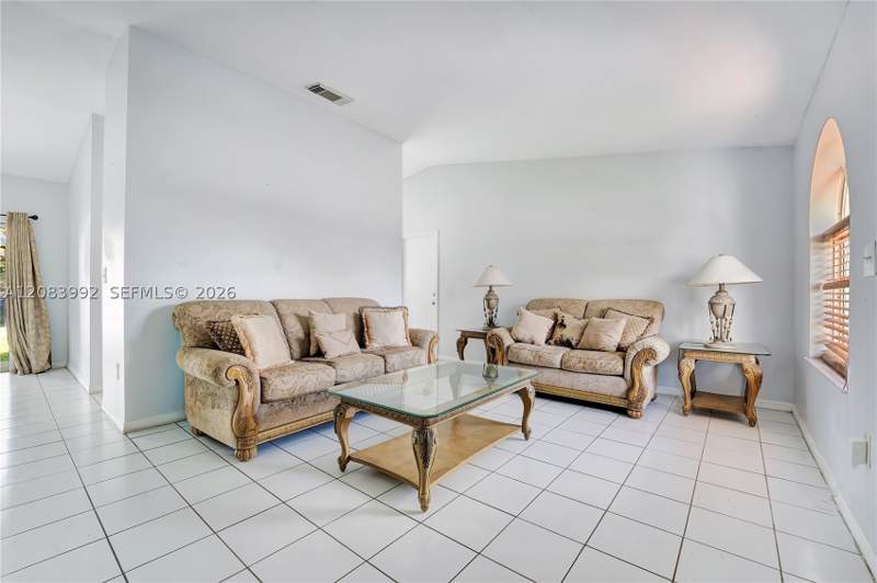 4 bedroom SingleFamilyResidence at 15421 SW 177th Ter, Majestic Estates 1st Addn, Miami — photo 5
