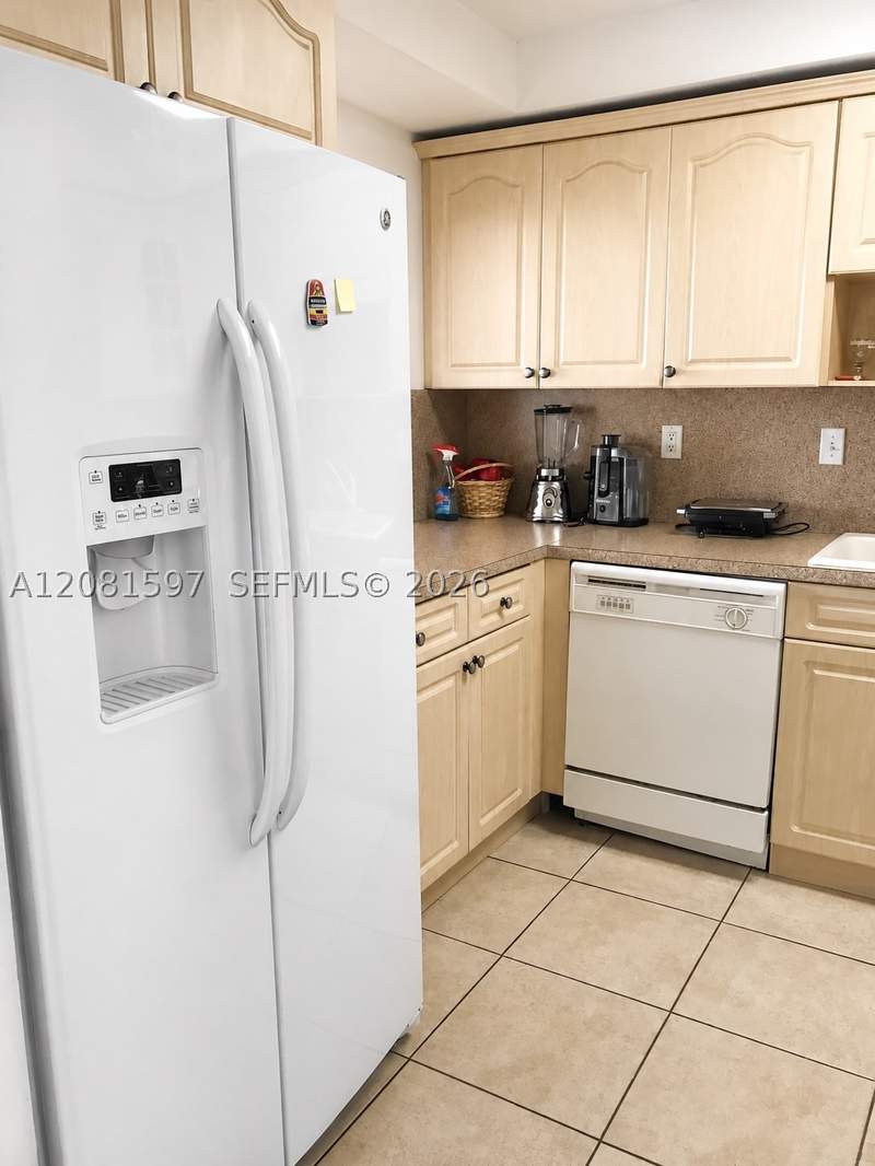 2 bedroom Condominium at 10090 NW 80th Ct 1561, Samari Lake East Condo, Hialeah Gardens — photo 2