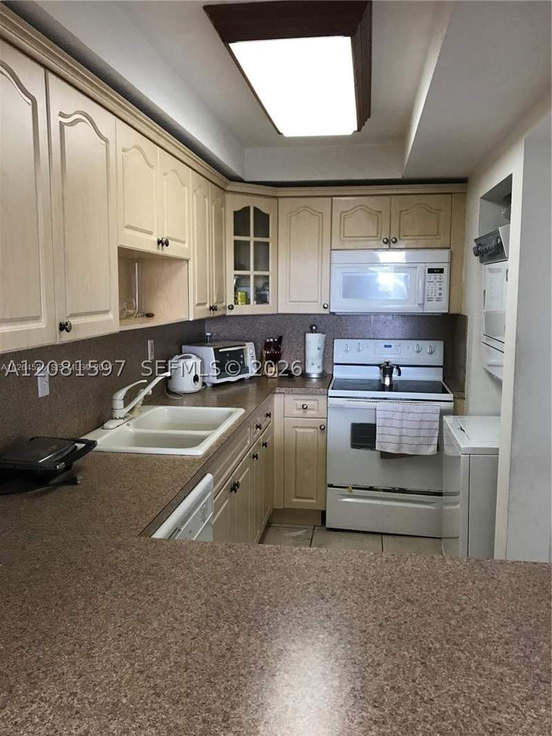 2 bedroom Condominium at 10090 NW 80th Ct 1561, Samari Lake East Condo, Hialeah Gardens — photo 3